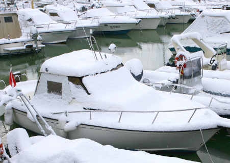 Imbarcazione neve porto