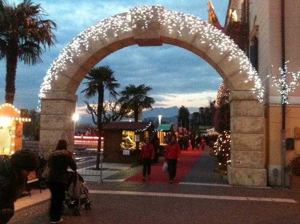 Arco in polistirolo al Villaggio di Natale di Bardolino